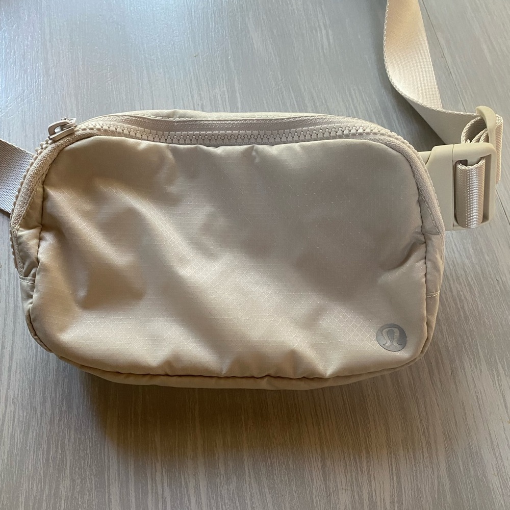 Lululemon belt bag 1L white